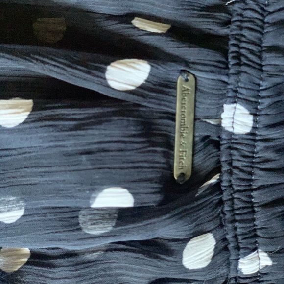 A mini skirt - Picture 2 of 2